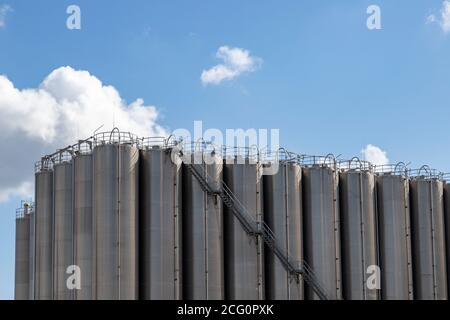 huerth, NRW, Deutschland, 09 06 2020, Industriesilos in einer Reihe, im Freien Stockfoto