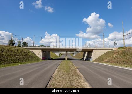 huerth, NRW, Deutschland, 09 06 2020, Straßeneinengung, noch nicht geöffnet, keine Autos, über eine neue Brücke, im Freien Stockfoto