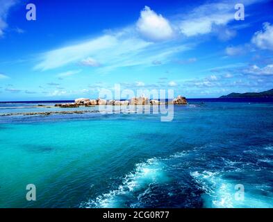 Indischer Ozean in der Nähe der Seychellen Insel.Azure Aquarell. Kristallklares Meerwasser. Atemberaubende Meereslandschaft. Landschaftlich felsige Küste.Tropischer Sommer.Türkis Oberfläche Stockfoto