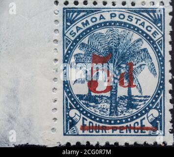 Samoa 1893 John Davis PO überdruckt 5d in rot auf Der blaue vier Pence Stempel Stockfoto