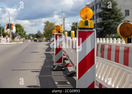 huerth, NRW, Deutschland, 09 06 2020, Straßeneinengung mit Lastkellen bis zum unfertigen Gelände, im Freien Stockfoto