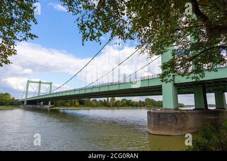 Köln, NRW, Deutschland, 09 06 2020, Blick auf Rodenkirchener Brücke, über den Rhein, Autobahn A4 Stockfoto