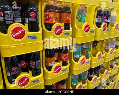 Viersen, Deutschland - 9. Juli. 2020: Blick auf den Stapel gelber Koffer mit Auswahl an Sinalco-Softdrinks im deutschen Supermarkt (fokus links) Stockfoto