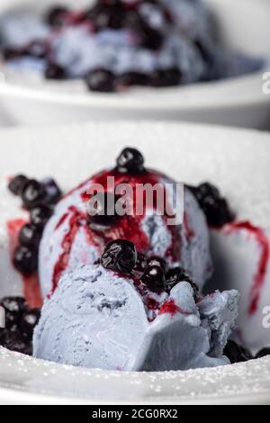 Nahaufnahme von Heidelbeer-Eis auf Tellern Stockfoto