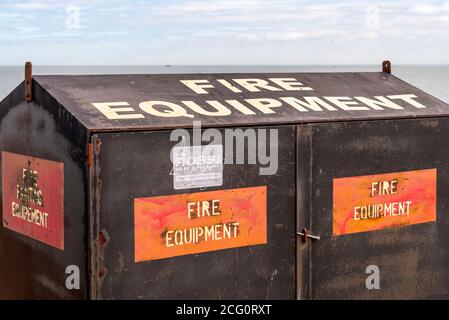 Feuerwehrausrüstung am Southend Pier, Southend on Sea, Essex, Großbritannien. Schrank, Kasten für Notfallausrüstung auf Holzpier Stockfoto