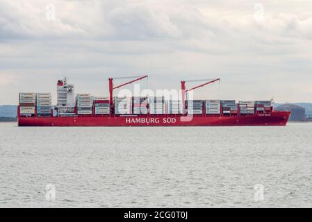 Polar Brasil, Hamburg Sud Containerschiff an der Themse Mündung in Richtung DP World London Gateway Hafen. Frachtschiff Stockfoto