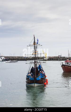 Hiispaniola, ein vierviertel großer Nachbau-Schoner, verlässt den Hafen, um Besucher auf eine Vergnügungsreise durch Scarboroughs Südbucht zu nehmen. Stockfoto