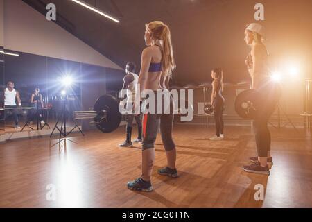 Junge Menschen Fit anheben Barbells konzentriert, in einer Turnhalle Stockfoto