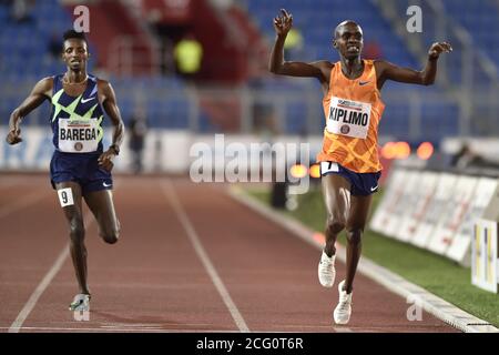 Ostrava, Tschechische Republik. September 2020. Athlet Jacob Kiplimo, rechts, aus Uganda tritt am 8. September 2020 beim Golden Spike Ostrava Athletics IAAF World Challenge in Ostrava, Tschechien, an. Auf der linken Seite ist Selemon Barega aus Äthiopien zu sehen. Kredit: Jaroslav Ozana/CTK Foto/Alamy Live Nachrichten Stockfoto