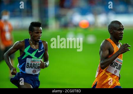 Ostrava, Tschechische Republik. September 2020. Athlet Jacob Kiplimo, rechts, aus Uganda tritt am 8. September 2020 beim Golden Spike Ostrava Athletics IAAF World Challenge in Ostrava, Tschechien, an. Auf der linken Seite ist Selemon Barega aus Äthiopien zu sehen. Kredit: Vladimir Prycek/CTK Foto/Alamy Live Nachrichten Stockfoto