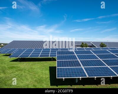 Solarpark Photovoltaikanlage steht im Feld Stockfoto