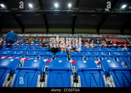 Ostrava, Tschechische Republik. September 2020. Die Zuschauer beobachten die Leichtathletik-Weltherausforderung Golden Spike Ostrava IAAF am 8. September 2020 in Ostrava, Tschechien. Kredit: Vladimir Prycek/CTK Foto/Alamy Live Nachrichten Stockfoto
