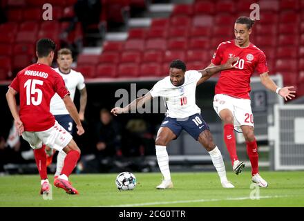 Der englische Raheem Sterling (Mitte) kämpft mit dem dänischen Christian Norgaard (links) und Yussuf Poulsen während des UEFA Nations League Group 2, League A Spiels im Parkenstadion, Kopenhagen, um den Ball. Stockfoto