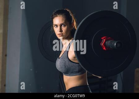 Muskulöse Frau in einem Fitnessstudio tun schwere Übungen. Fitness weibliche dabei Gewichtheben im Health Club. Stockfoto