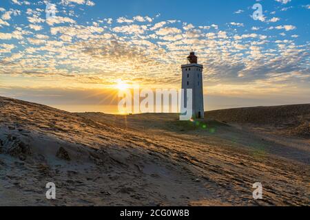 Alter Leuchtturm Rubjerg Knude Fyr auf Sanddüne im Sonnenuntergang an der Nordsee in Nordjütland, Dänemark Stockfoto