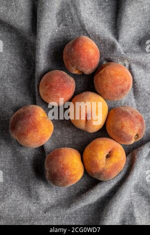 Frische reife Bio-Pfirsiche auf Tischdecke. Draufsicht. Stockfoto