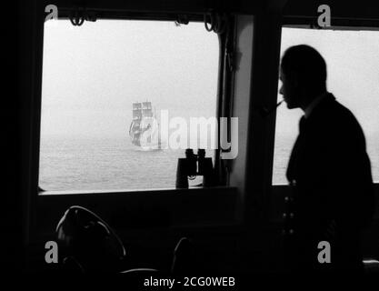 AJAXNETPHOTO. 1966. AUF SEE, ENGLISCHER KANAL. - IM AUGE BEHALTEN - DER MEISTER DES SUPERTANKERS GULF BRITON HAT DAS VIERECKIGE SEGELSCHIFF STATSRAAD LEHMKUHL GENAU IM AUGE, WÄHREND BEIDE NACH WESTEN FAHREN.FOTO:JONATHAN EASTLAND/AJAX REF:253627 109 Stockfoto