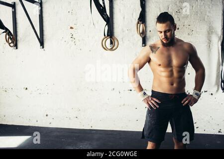 Porträt EINES körperlich fitden Mannes in EINEM Health Club Stockfoto