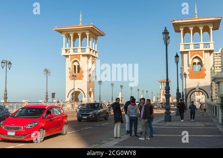 Alexandria, Ägypten - 14. Dezember 2018: Menschen erzen auf der Stanley-Brücke, beliebtes Wahrzeichen von Alexandria, Ägypten Stockfoto