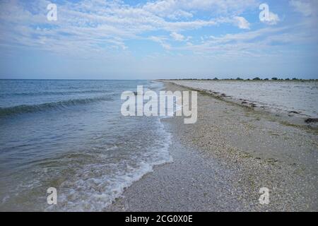 Meereswellen mit klarem Wasser Rollen an die Küste Stockfoto