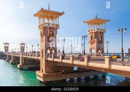 Alexandria, Ägypten - 14. Dezember 2018: Menschen gehen auf der Stanley-Brücke, einem beliebten Wahrzeichen von Alexandria, Ägypten Stockfoto