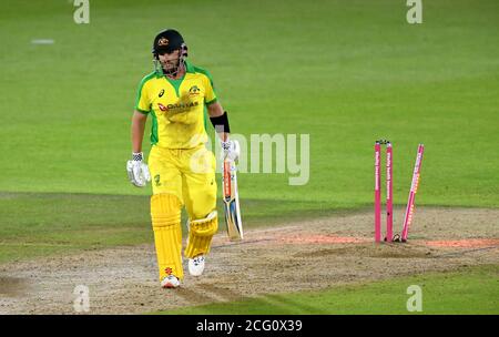 Australien-Kapitän Aaron Finch tritt dejected aus, nachdem er von Englands Adil Rashid während des dritten Vitality IT20-Spiels im Ageas Bowl in Southampton herausgeworfen wurde. Stockfoto