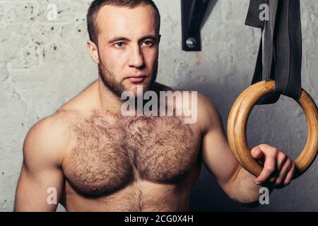 Porträt EINES körperlich fitden Mannes in EINEM Health Club Stockfoto