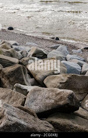 Haufen von Felsen am Sheringham Strand am North Norfolk Küste Stockfoto