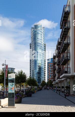 East Side plaza oder der Lippenstift-Turm in Gunwharf Quays In Portsmouth mit Einkäufern im Vordergrund Stockfoto