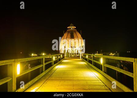 U-Boot oder Tauchbahn in Sellin. Nacht seabridge in Sellin Rügen Insel Deutschland. Haus auf Pfeilern in der Ostsee Stockfoto