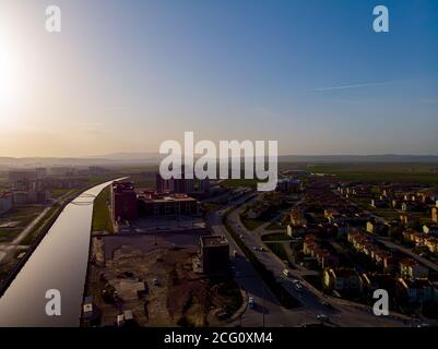 Drohnenansicht auf den Teil der Stadt Afyon und den Akcaray Fluss in der Türkei während der Sonnenuntergangszeit Stockfoto
