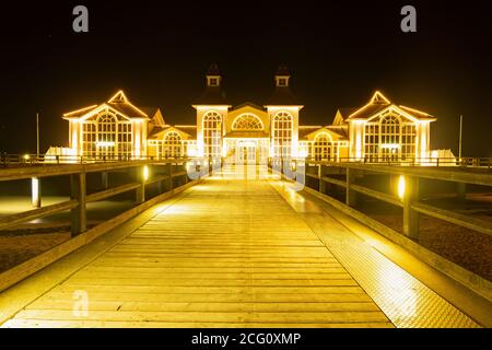 Seebrücke von Sellin, Insel Rügen in Deutschland. Shinning nassen Holzboden Stockfoto