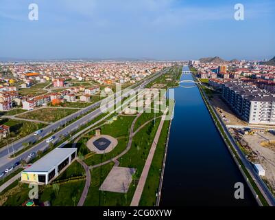Drohnenansicht auf den Teil der Stadt Afyon und den Akcaray Fluss in der Türkei während der Sonnenuntergangszeit Stockfoto