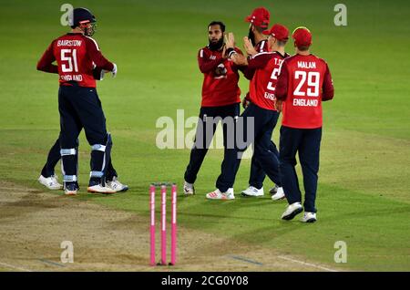 Der englische Adil Rashid (Mitte) feiert mit Teamkollegen, nachdem er das Wicket des australischen Steve Smith beim dritten Vitality IT20-Spiel im Ageas Bowl in Southampton übernommen hat. Stockfoto