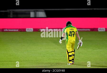 Der Australier Steve Smith geht dejected aus, nachdem er beim dritten Vitality IT20-Spiel im Ageas Bowl in Southampton von Adil Rashid erwischt wurde. Stockfoto