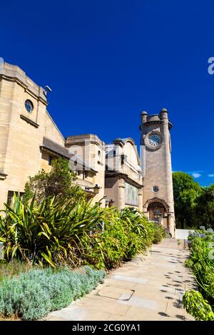 Außenansicht des Horniman Museums mit Uhrenturm, London, Großbritannien Stockfoto