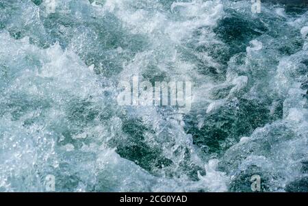 Fußabdruck auf dem Wasser nach dem Schiff. Sprudelnde Wasserstruktur Stockfoto