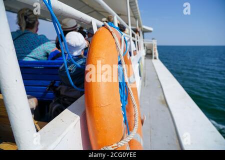 Die Rettungsboje wiegt an Bord des Schiffes Stockfoto