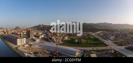 Drohnenansicht zum Teil der Stadt Afyon Türkei während der Sonnenuntergangszeit Stockfoto