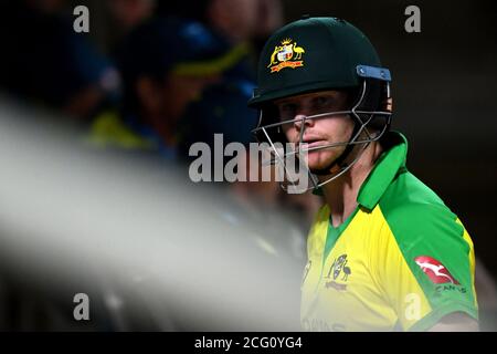 Der Australier Steve Smith geht dejected aus, nachdem er beim dritten Vitality IT20-Spiel im Ageas Bowl in Southampton von Adil Rashid erwischt wurde. Stockfoto