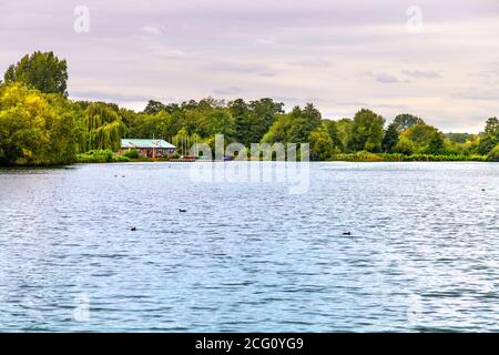 Bury Lake in der Nähe von Rickmansworth, auf der C61-Radroute, London, Großbritannien Stockfoto