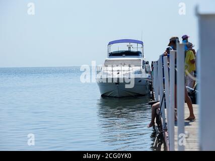 Die Yacht ist am Pier auf dem Meer geparkt. Stockfoto