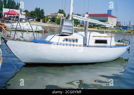 Die Yacht ist am Pier auf dem Meer geparkt. Stockfoto