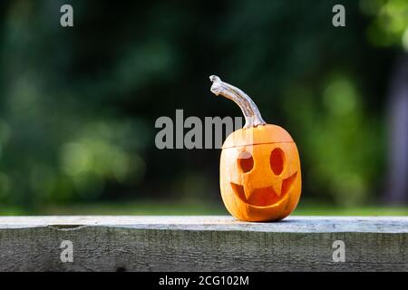 Halloween Kürbisse oder Jack-o-Laterne auf der heimischen Terrasse. Dekoration und Urlaub Konzept Stockfoto