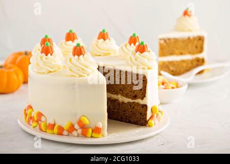 Kürbis Gewürz oder Karotte geschichteten Kuchen mit Frischkäse Zuckerguss decora Stockfoto