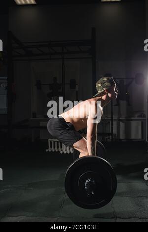 Handsome Gewichtheber Vorbereitung für das Training. Geringe Schärfentiefe, selektiver Fokus auf Hände und Staub. Stockfoto