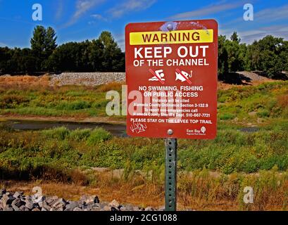 Achtung, halten Sie sich außerhalb des Kanalschildes entlang des Alameda Creek Trail, Kalifornien Stockfoto