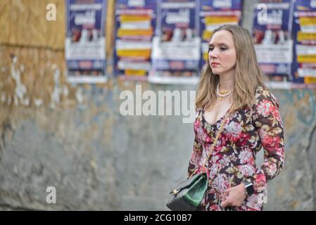 Blonde Frau in Shota Rustaveli Avenue, Tiflis, Georgien Stockfoto