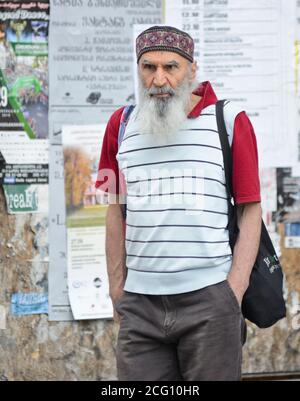 Georgian alter Mann in Shota Rustaveli Avenue, Tiflis, Georgien Stockfoto