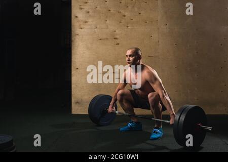 Der Deadlift. Mann, der schweren Totzug in EINER Turnhalle Stockfoto